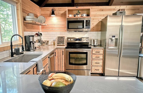 Mount Jackson Cabina | CasaSOL! Unique, Trendy & Stylish Cabana w/ Fireplace, Skylight & Deck at Bryce