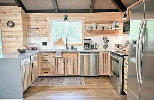 Mount Jackson Cabina | CasaSOL! Unique, Trendy & Stylish Cabana w/ Fireplace, Skylight & Deck at Bryce