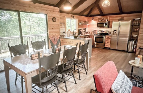 Mount Jackson Cabina | CasaSOL! Unique, Trendy & Stylish Cabana w/ Fireplace, Skylight & Deck at Bryce