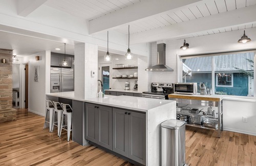 Gold Bar Casa | Cascade Jewel - gorgeous, remodeled w/ expansive mountain views, hot tub, master suite