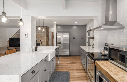 Gold Bar Casa | Cascade Jewel - gorgeous, remodeled w/ expansive mountain views, hot tub, master suite