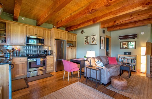 Cascade Locks Cabaña | Cascade Locks Downtown Cottage, Sauna, Walk to Downtown, Dry Creek Trailhead