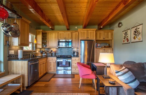 Cascade Locks Cabaña | Cascade Locks Downtown Cottage, Sauna, Walk to Downtown, Dry Creek Trailhead