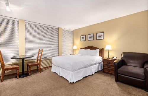 Village North Hotel | Cascade Lodge suite WIFI cable TV 2 hot tubs pool gym sauna bike & ski storage room