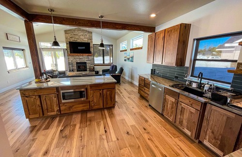 Donnelly Casa | Cascade Pines Lake House - Mountain Views - Sauna - EV Charger