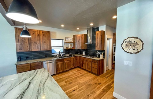 Donnelly Casa | Cascade Pines Lake House - Mountain Views - Sauna - EV Charger