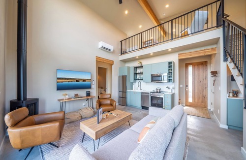 Powell Butte Casa | Cascade Vista │Golf Cart + E-bikes I Sleeps 4+ 2 kids I Hot Tub