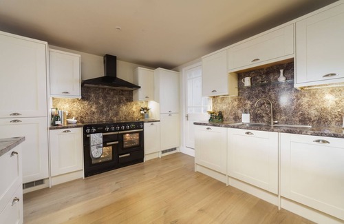 Ramsey Cabaña | Cascadia House - a holiday cottage that sleeps 4 guests in 2 bedrooms