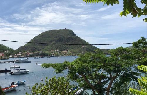 Terre-de-Haut Casa | Case à Lili, joli haut de villa face à la mer dans le bourg.