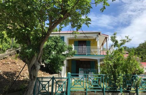 Terre-de-Haut Casa | Case à Lili, joli haut de villa face à la mer dans le bourg.