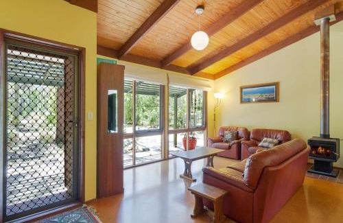 Mystery Bay Casa | Caseys Pet Friendly Beach Cottage