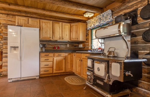 Stanley Cabina | Casino Pines - on the bank of the Salmon River!