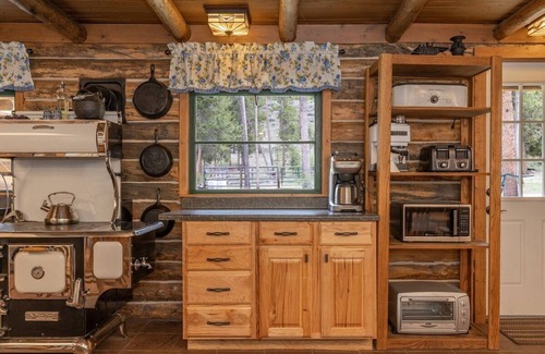 Stanley Cabina | Casino Pines - on the bank of the Salmon River!