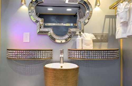 Sequim Hotel | Casino Royale at Olympic Railway Inn - Pet Friendly