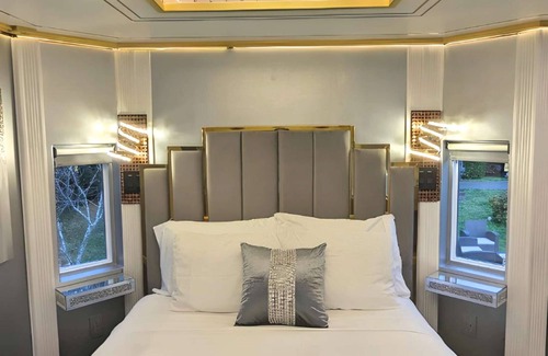 Sequim Hotel | Casino Royale at Olympic Railway Inn - Pet Friendly