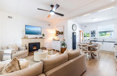 Shoal Bay Casa | Casita 20 Tomaree Road great pet friendly property with WiFi and Air Conditioning