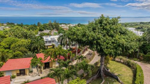 Puntas Apartamento | Casita 4 at Ceiba Tree Inn. Tranquility with Garden Views and Pergola with Ocean Overlook