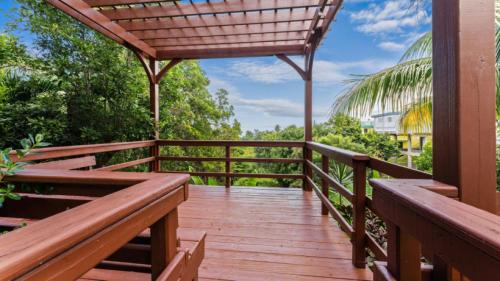 Puntas Apartamento | Casita 4 at Ceiba Tree Inn. Tranquility with Garden Views and Pergola with Ocean Overlook