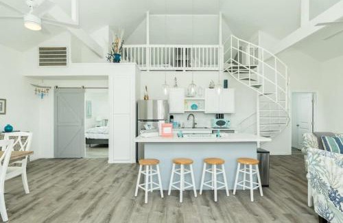 San Luis Casa | Casita at the Pass - Cute Beach Getaway, Filtered Views of Gulf and Bay!
