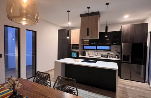 La Ventana Casa | Casita by the Sea Pool, Modern, private rooftop, king beds 2 minute to beach!