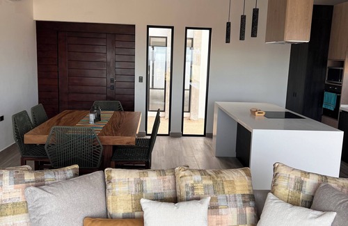 La Ventana Casa | Casita by the Sea Pool, Modern, private rooftop, king beds 2 minute to beach!