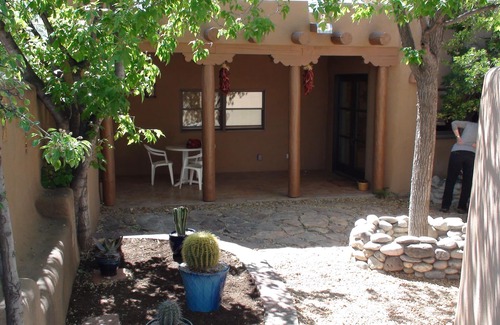 Downtown Santa Fe Cabaña | Casita De Soledad - Dos Espaciosos Patios Y Portal Privados.