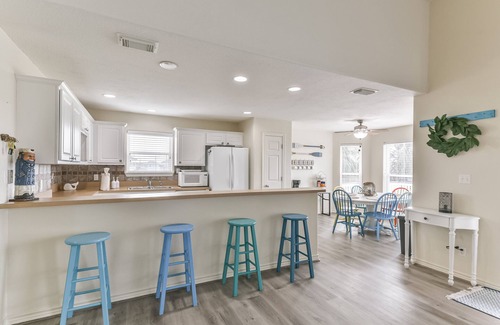 Indian Beach Casa | Casita Del Mar: Cozy Galveston Beach House short walk to the beach!
