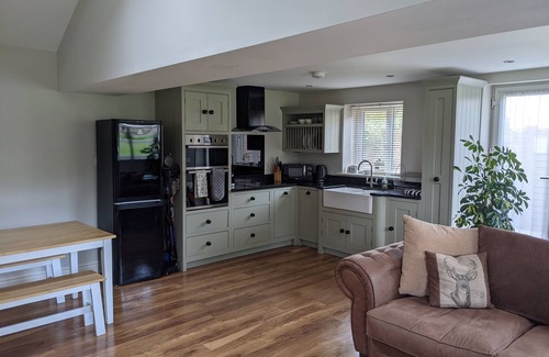 Cinderford Cabina | Casita Lodge | Peaceful Couples Escape w/ Hot Tub