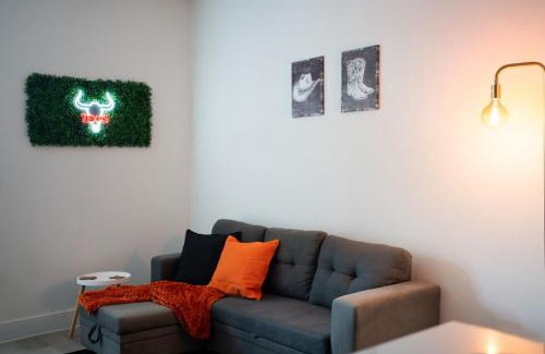 McNeil Apartamento | Casita Longhorn Near Q2, Domain - Pool Access