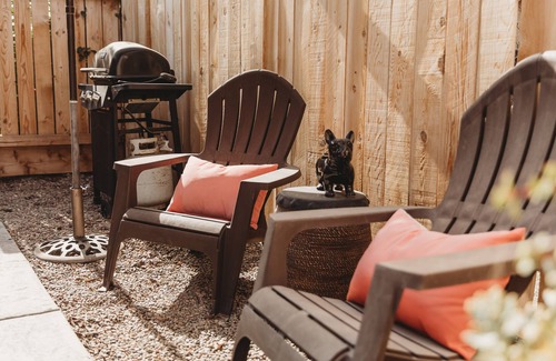 Lemoore Apartamento | Casita Oleander - walk to downtown and beautiful pool!