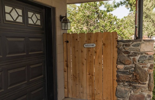 Lemoore Apartamento | Casita Oleander - walk to downtown and beautiful pool!