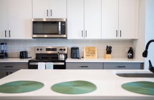 Milwood Apartamento | Casita Verde - near Q2 and Domain - King Suite