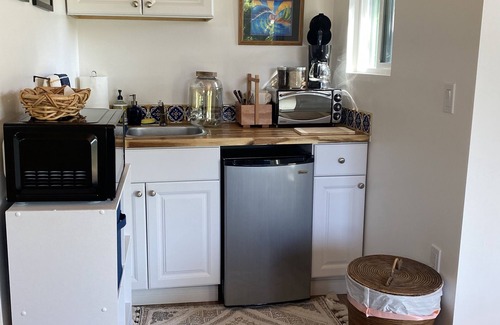 Vista Cabaña | Casita w/Mountain Views, kitchenette, bathroom,queen bed, 20 min to the beach