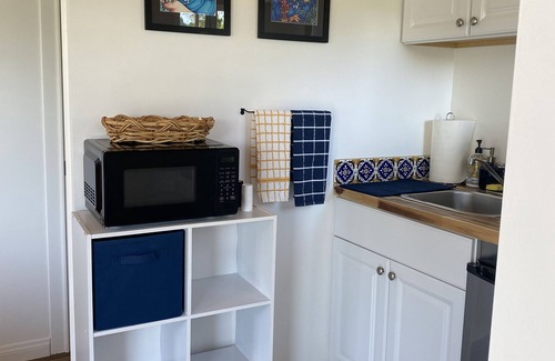 Vista Cabaña | Casita w/Mountain Views, kitchenette, bathroom,queen bed, 20 min to the beach