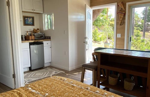 Vista Cabaña | Casita w/Mountain Views, kitchenette, bathroom,queen bed, 20 min to the beach