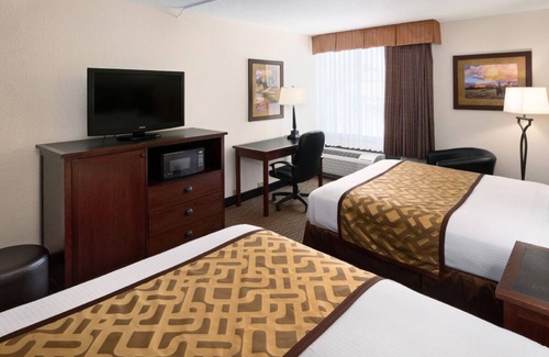 Casper Casa | Casper Getaway! 2 Convenient Units, Free Breakfast, Indoor Pool, Bar
