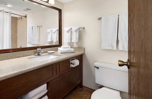 Casper Casa | Casper Getaway! 2 Convenient Units, Free Breakfast, Indoor Pool, Bar
