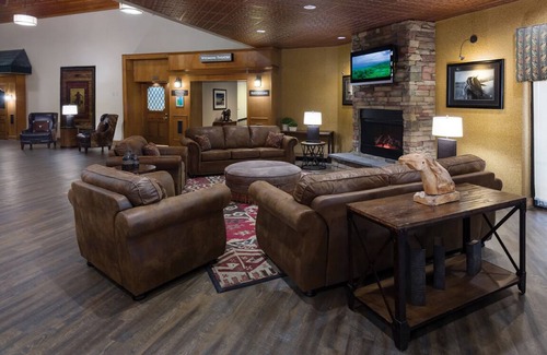 Casper Casa | Casper Getaway! 2 Convenient Units, Free Breakfast, Indoor Pool, Bar