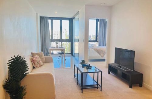 Toowong Apartamento | CASSA TOOWONG - Convenient 1B Apt at Central Location with Parking Managed by The Cassa