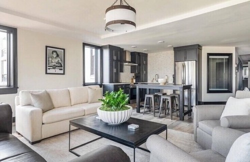 West Main Historic District Apartamento | Cassius Quarters@The713! Downtown, large, upscale suite w/private balcony