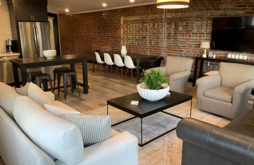 West Main Historic District Apartamento | Cassius Quarters@The713! Downtown, large, upscale suite w/private balcony
