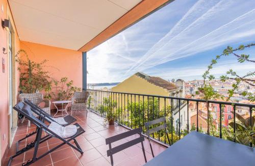 Sao Cristovao e Sao Lourenco Apartamento | Castelo Design Aparment W/Balcony & Super View by LovelyStay
