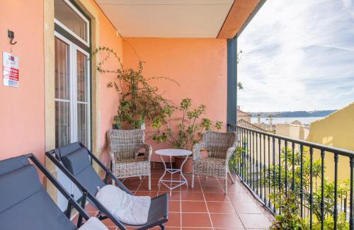 Sao Cristovao e Sao Lourenco Apartamento | Castelo Design Aparment W/Balcony & Super View by LovelyStay