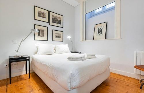 Sao Cristovao e Sao Lourenco Apartamento | Castelo Design Aparment W/Balcony & Super View by LovelyStay