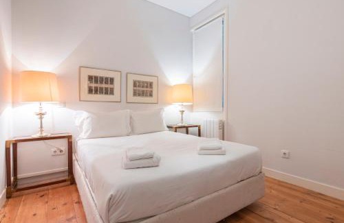 Sao Cristovao e Sao Lourenco Apartamento | Castelo Design Aparment W/Balcony & Super View by LovelyStay