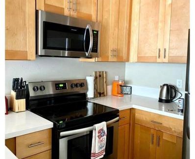Del Rey Apartamento | Castle 1 bd pool, parking, MDR