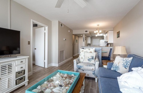 South Island Apartamento | Castle Beach 105, Gulf Front, 2 Bedrooms, , Elevator, Sleeps 6, Heated Pool