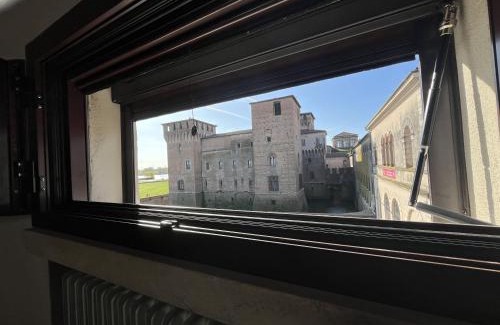 Old Town Apartamento | Castle Charm Apartment, MantegnaHotels
