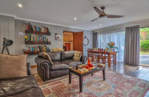 Assagay Chalet De Esquí | CASTLE COTTAGE Self catering fully equipped homely 120sqm double story king bed cottage in a lush green neighborhood