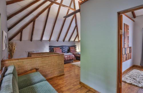 Assagay Chalet De Esquí | CASTLE COTTAGE Self catering fully equipped homely 120sqm double story king bed cottage in a lush green neighborhood